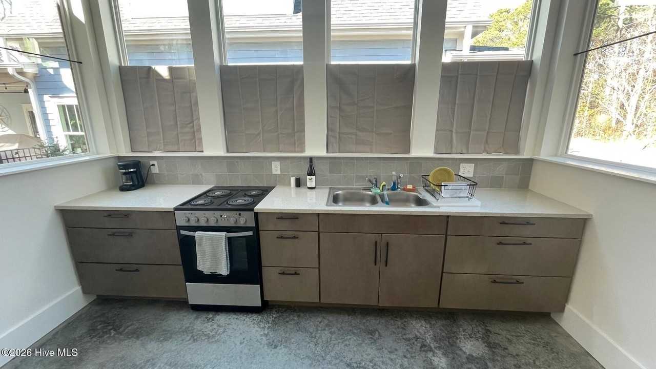 1139 N Caswell Ave - Photo 6 of 13