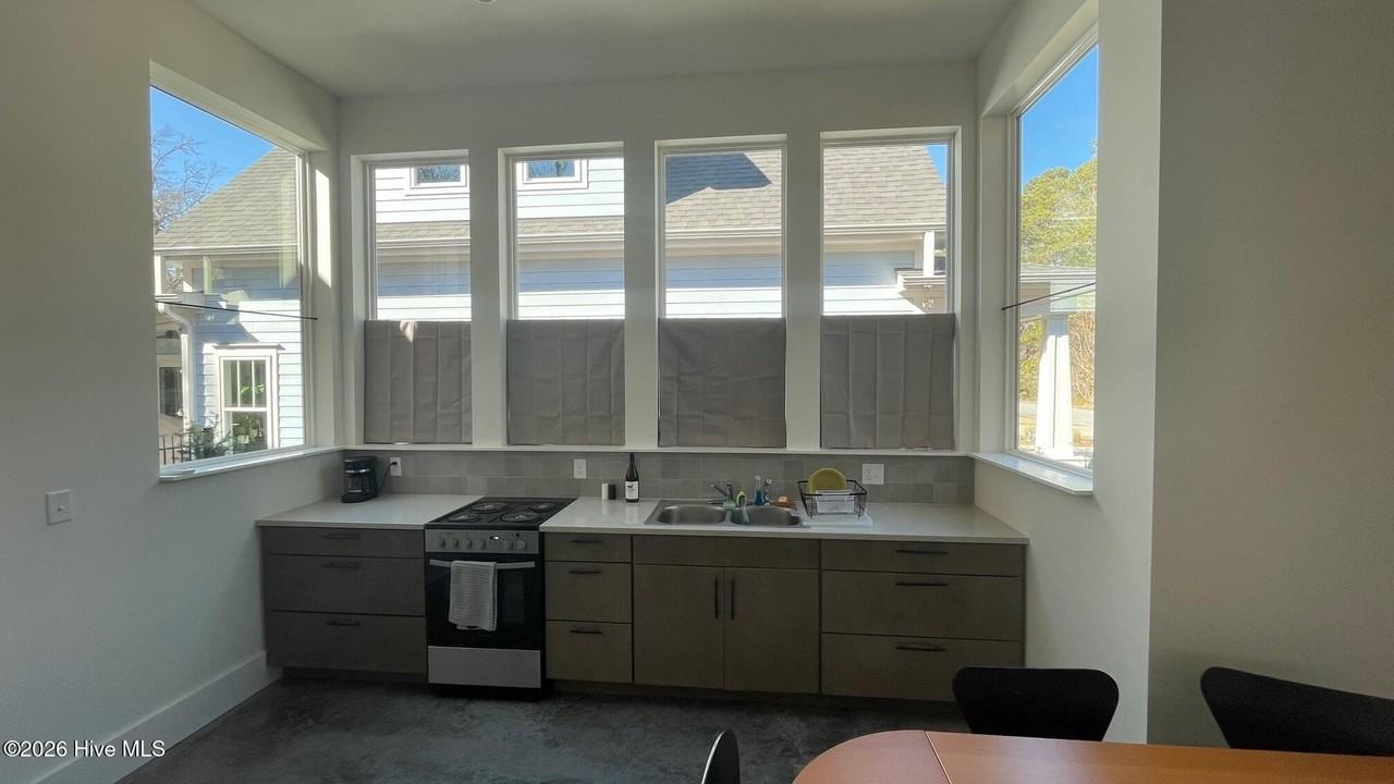 1139 N Caswell Ave - Photo 7 of 13