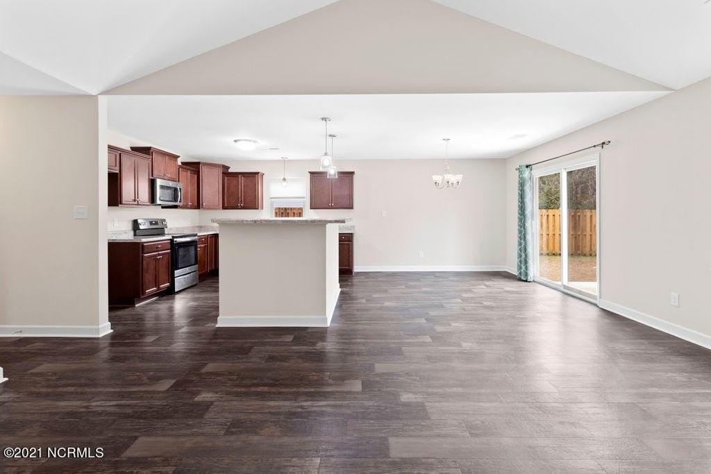 111 Bridgeport Dr - Photo 4 of 25