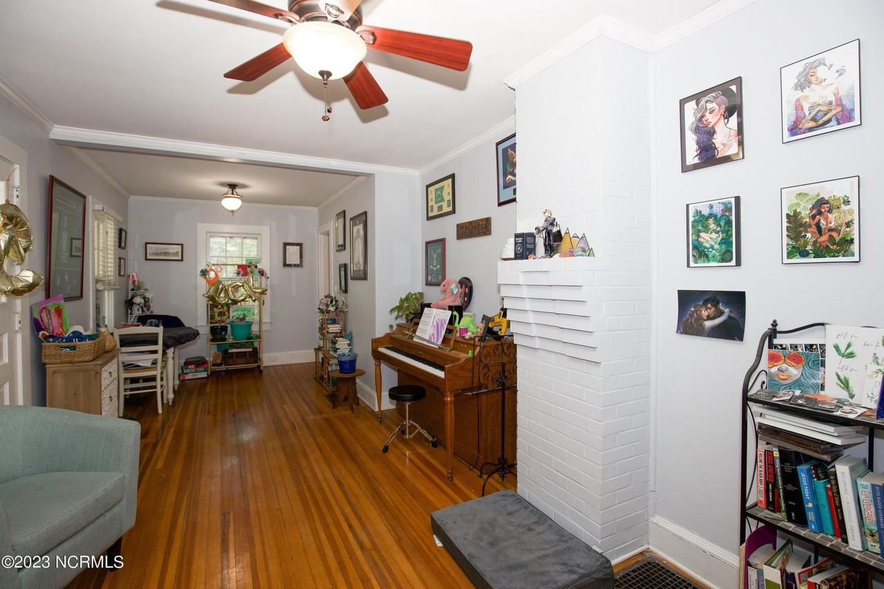 655 N May St - Photo 5 of 29