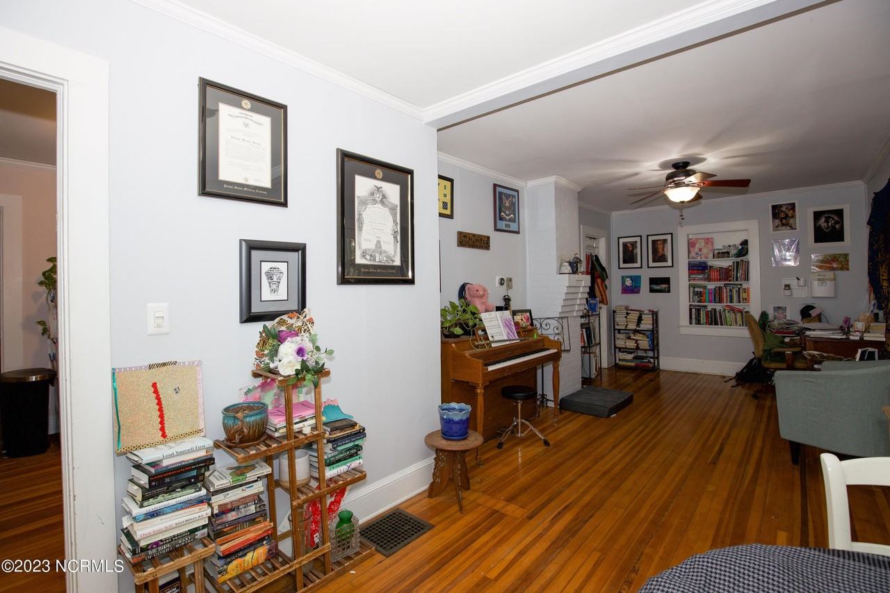 655 N May St - Photo 7 of 29