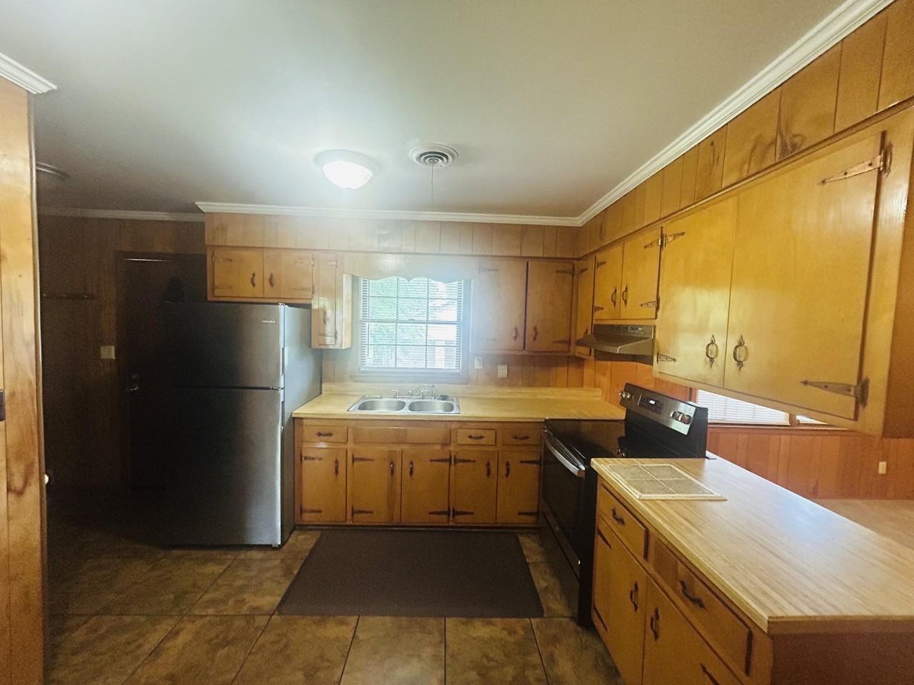 905 Eisenhower Dr - Photo 3 of 11