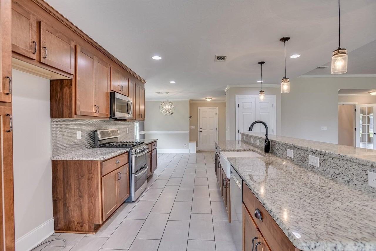 233 Carlow Dr - Photo 7 of 28