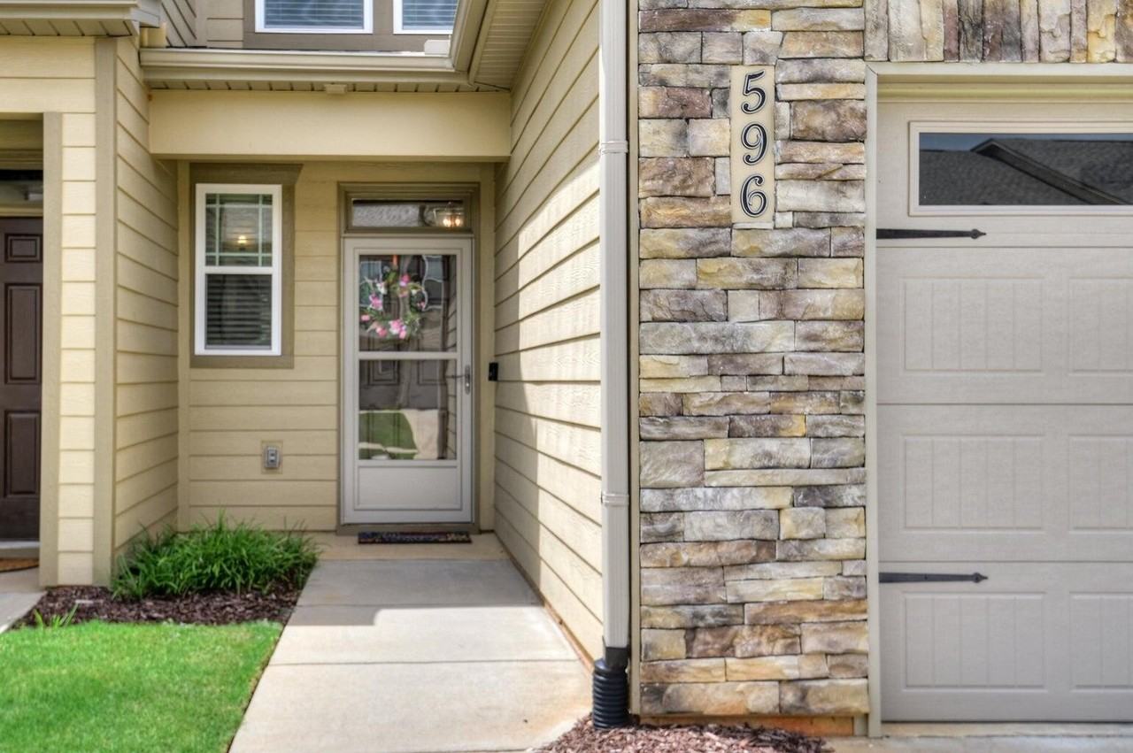 596 Vinings Dr - Photo 2 of 36