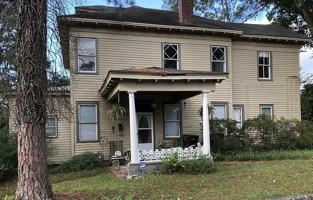 featured image of 2222 Queens Way