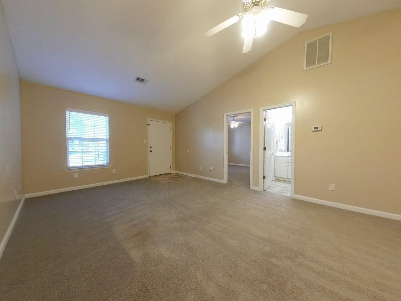 579 Edgecliff Ln - Photo 3 of 15