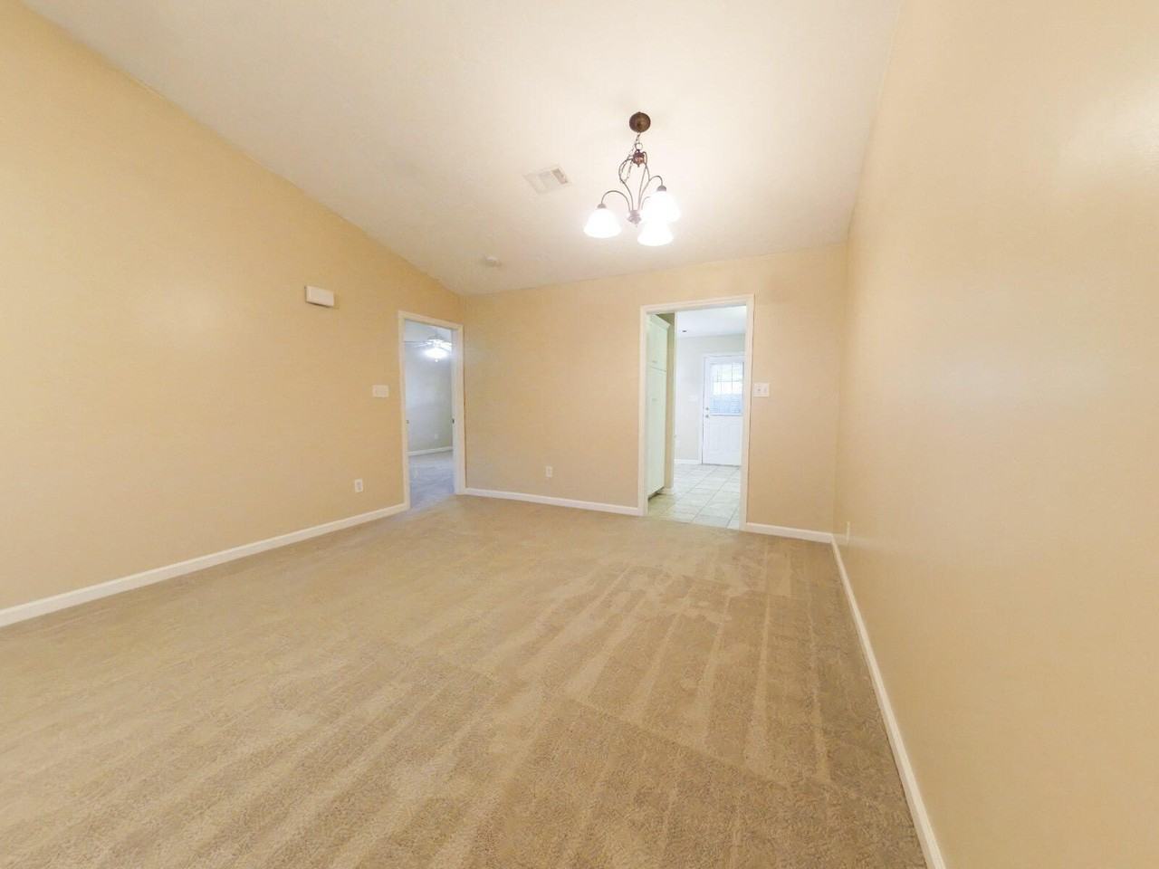 579 Edgecliff Ln - Photo 4 of 15