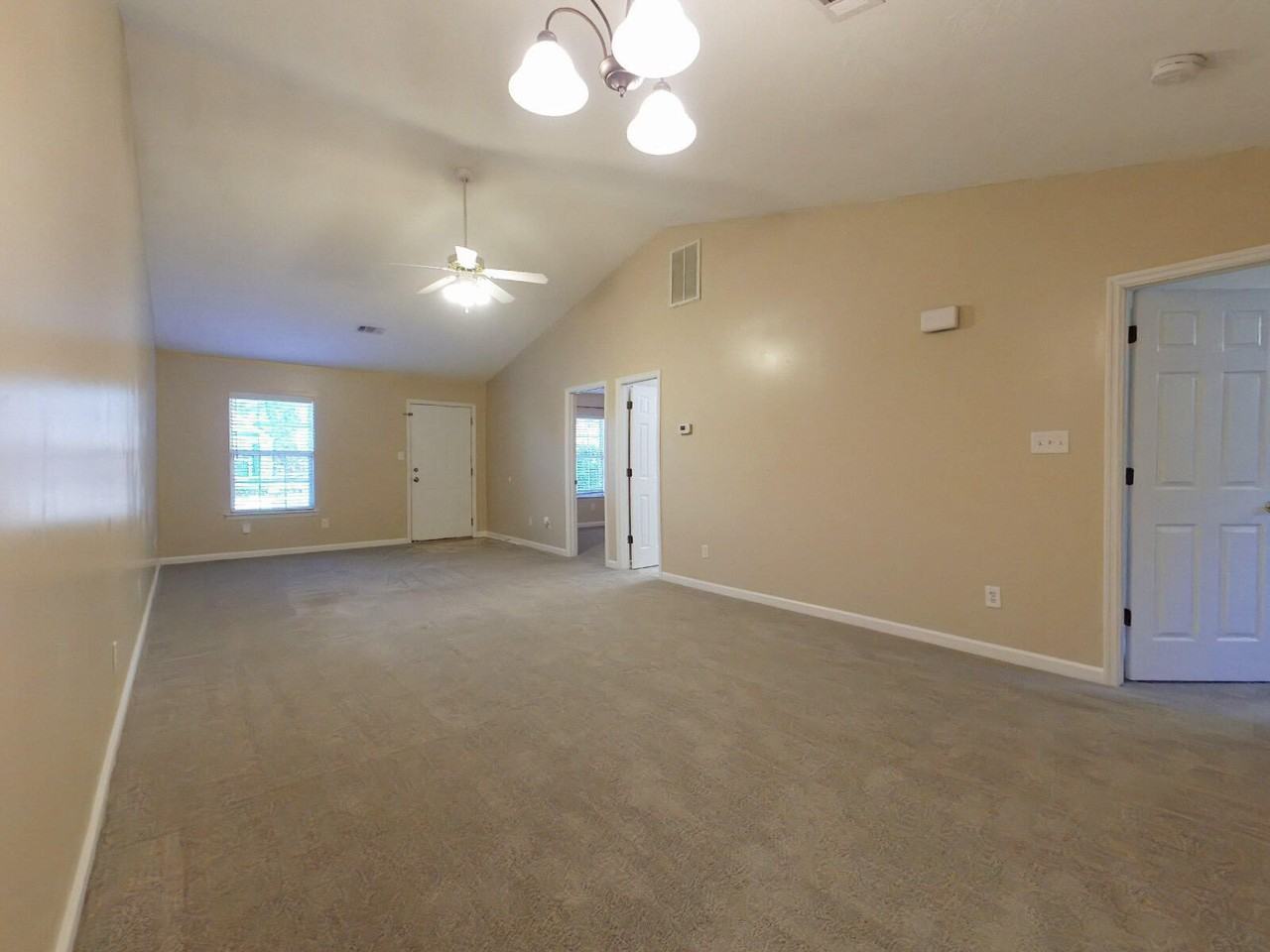 579 Edgecliff Ln - Photo 5 of 15