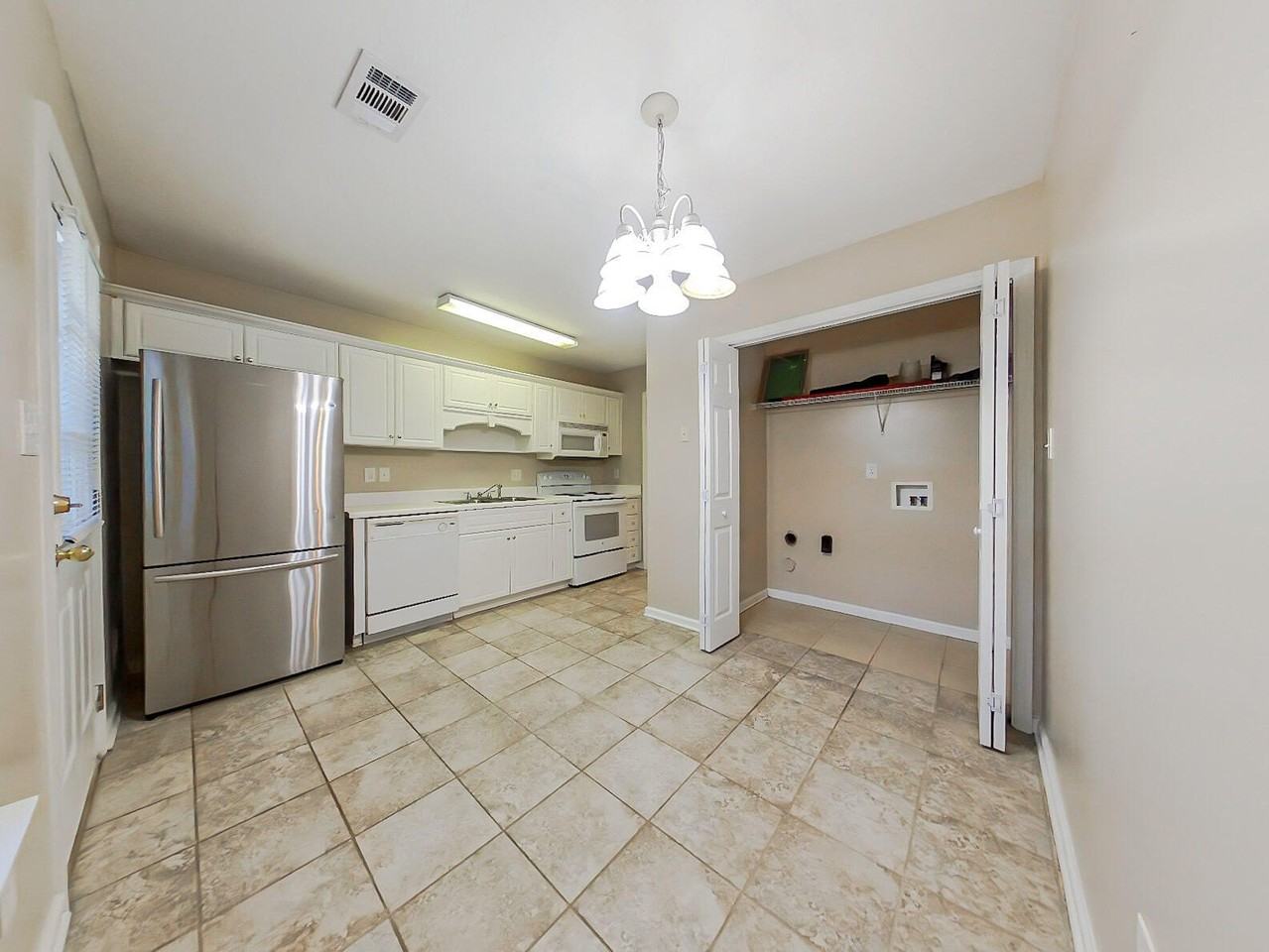 579 Edgecliff Ln - Photo 7 of 15