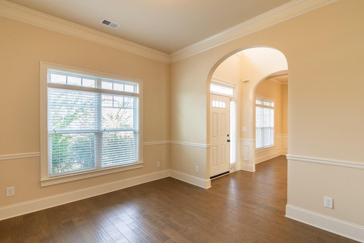 1037 Dietrich Ln - Photo 4 of 38