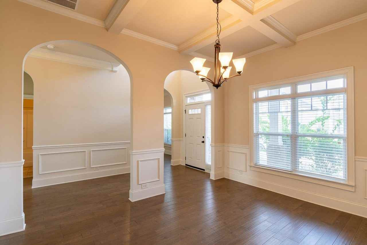 1037 Dietrich Ln - Photo 5 of 38