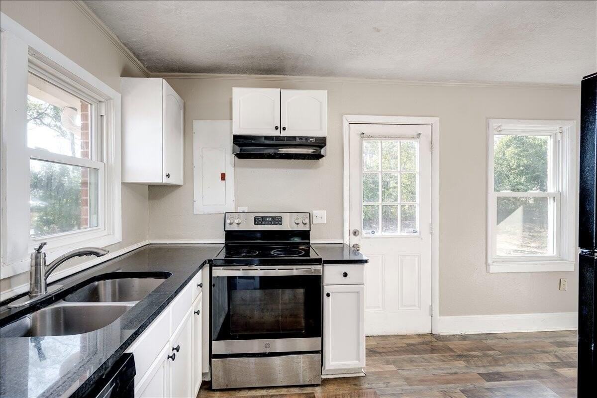 3153 Floyd Dr - Photo 4 of 12