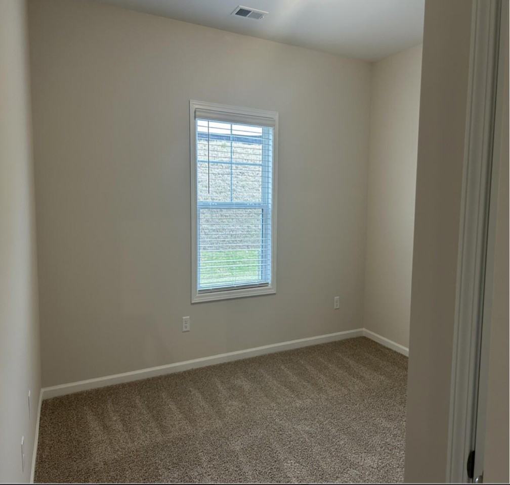 927 Manitou Cir - Photo 2 of 8