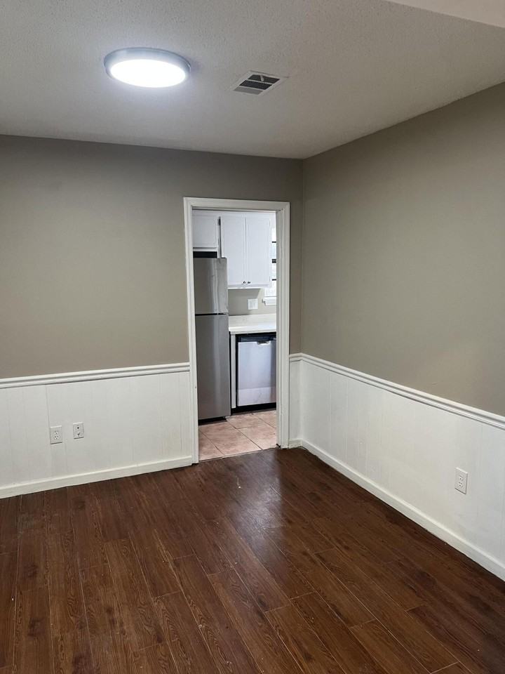 2691 Barclay St - Photo 6 of 16