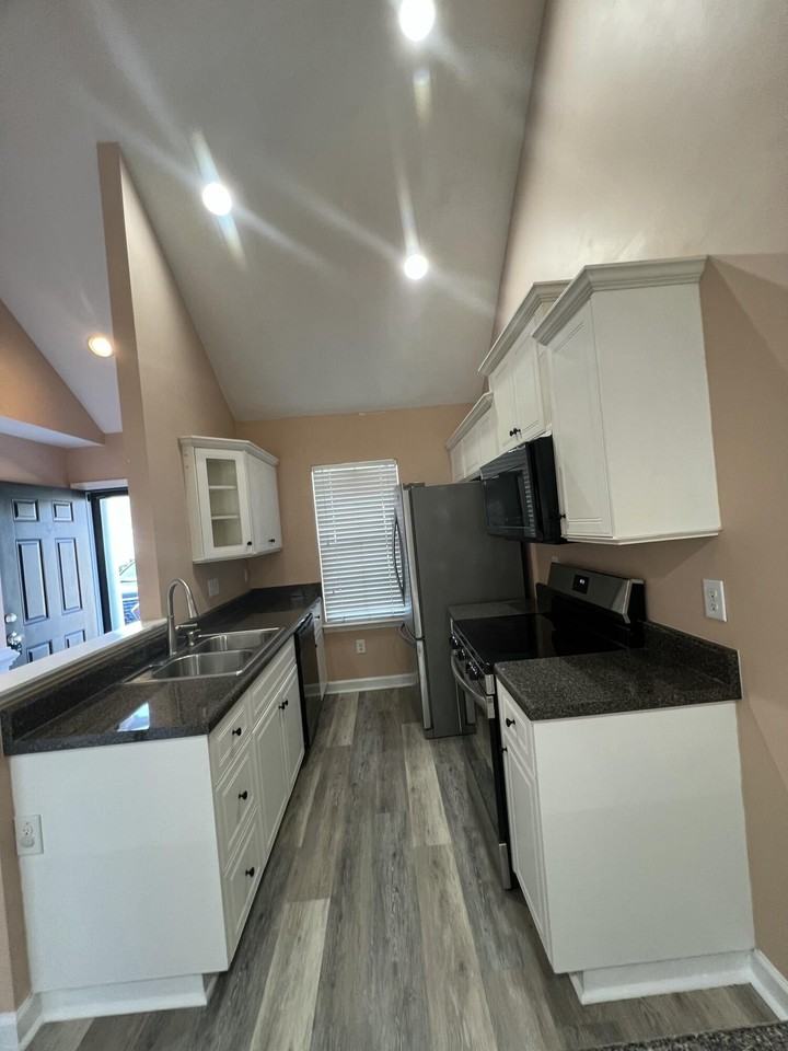 317 York Ln - Photo 6 of 14