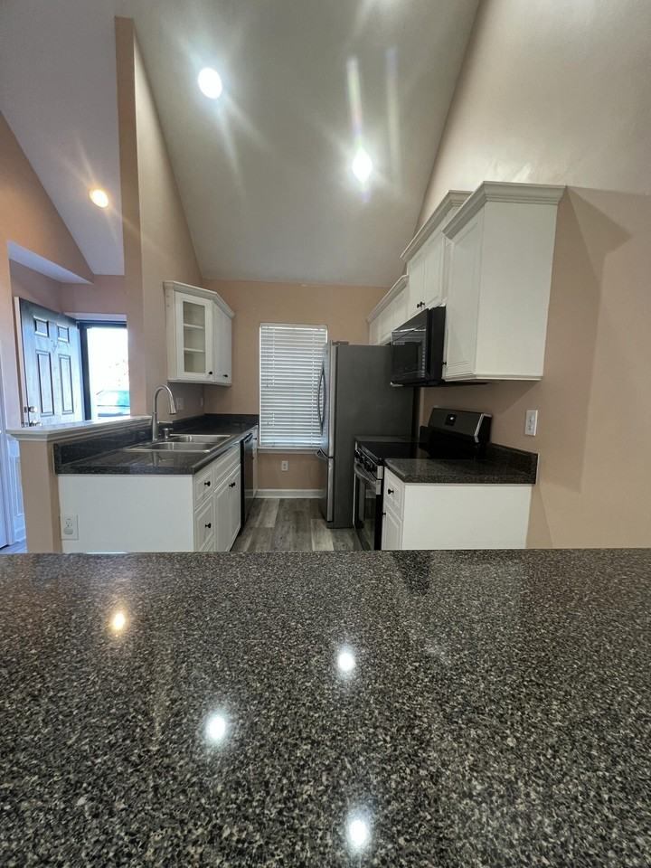 317 York Ln - Photo 7 of 14