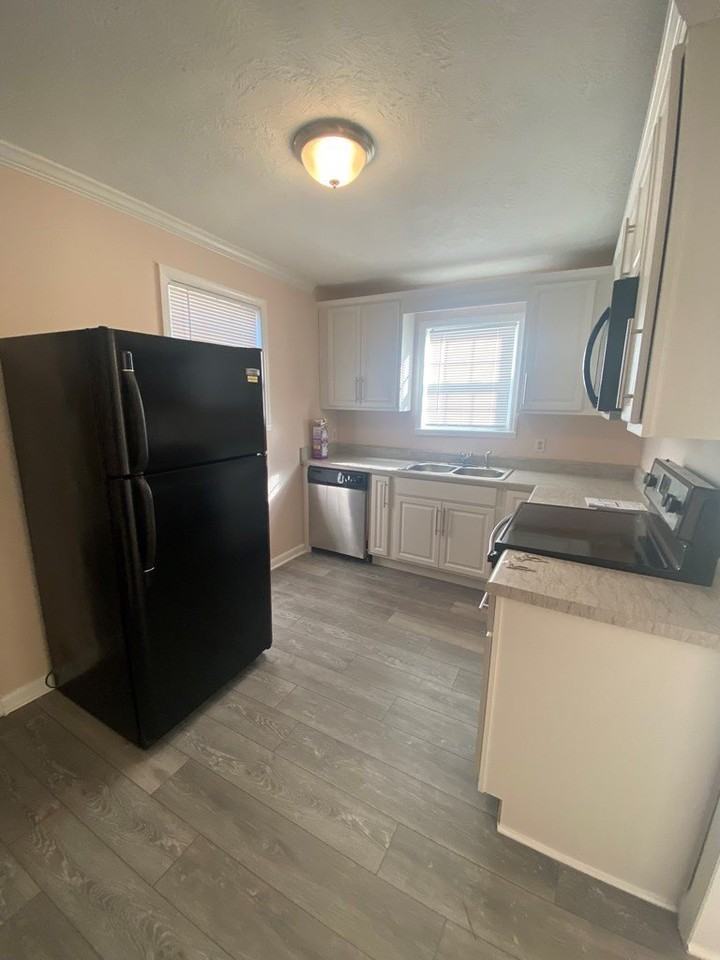 1469 Collins Dr - Photo 3 of 13