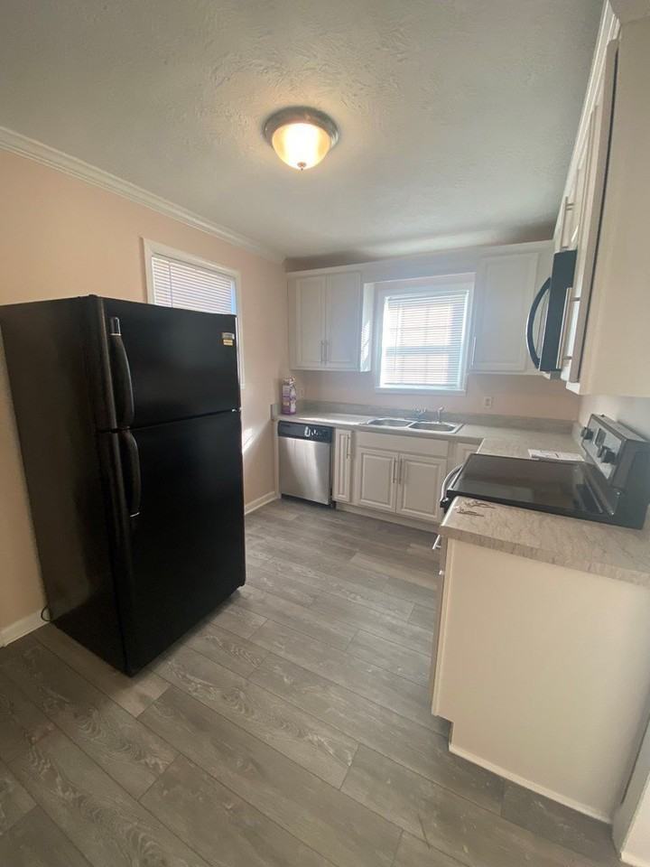 1469 Collins Dr - Photo 4 of 13