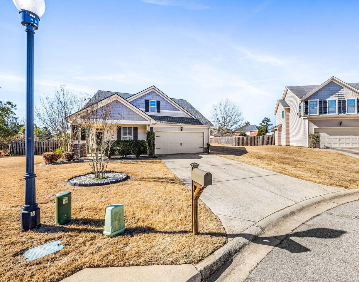 8043 Battle St - Photo 3 of 43