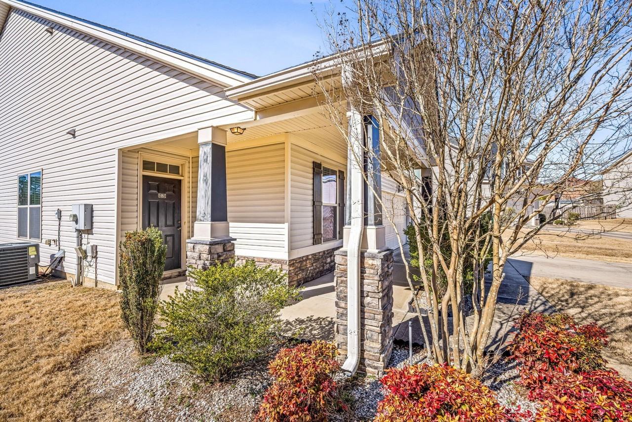 8043 Battle St - Photo 5 of 43