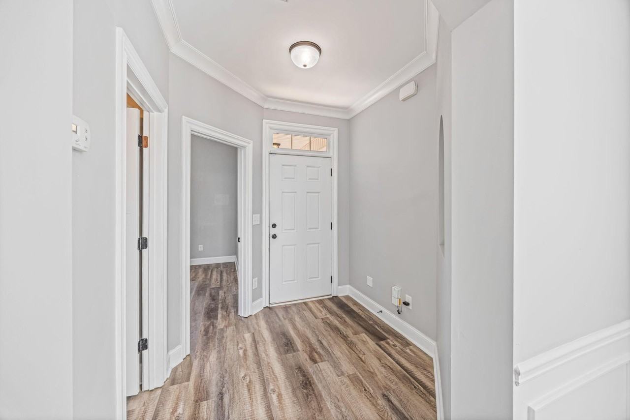 8043 Battle St - Photo 7 of 43