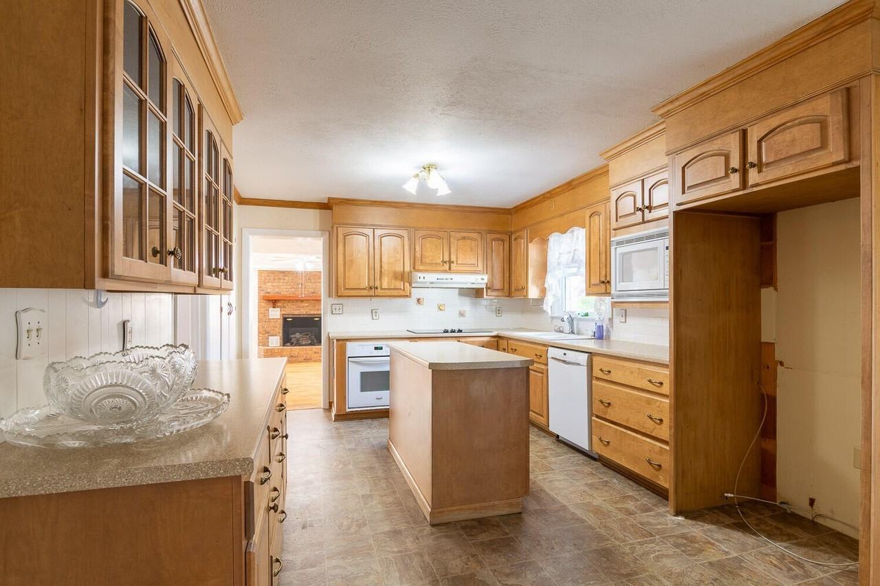 1008 Fairview Rd - Photo 7 of 26