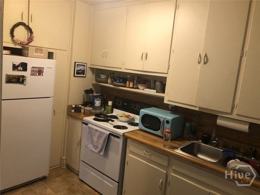 475 Woodlawn Ave - Photo 4 of 13