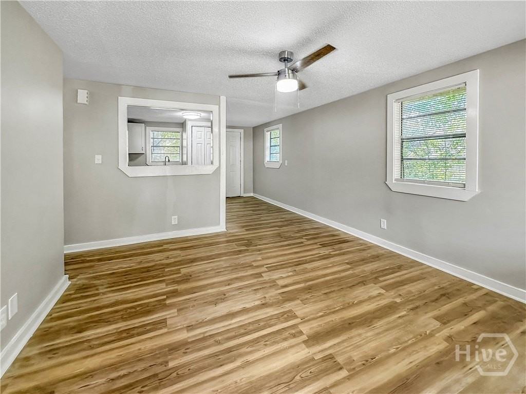 815 E Waldburg St - Photo 4 of 21