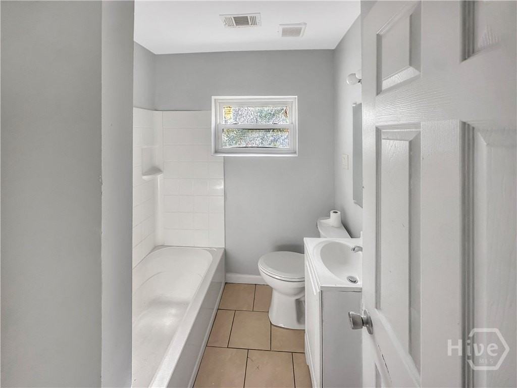 5328 Churchill St - Photo 5 of 11