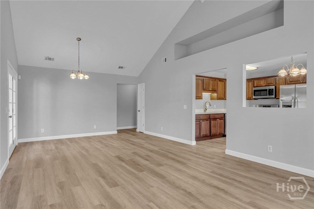 525 Rushing St - Photo 4 of 37