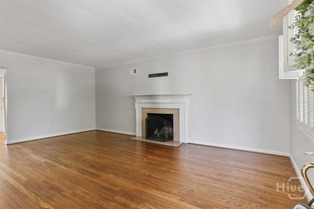 535 E 52nd St - Photo 4 of 25