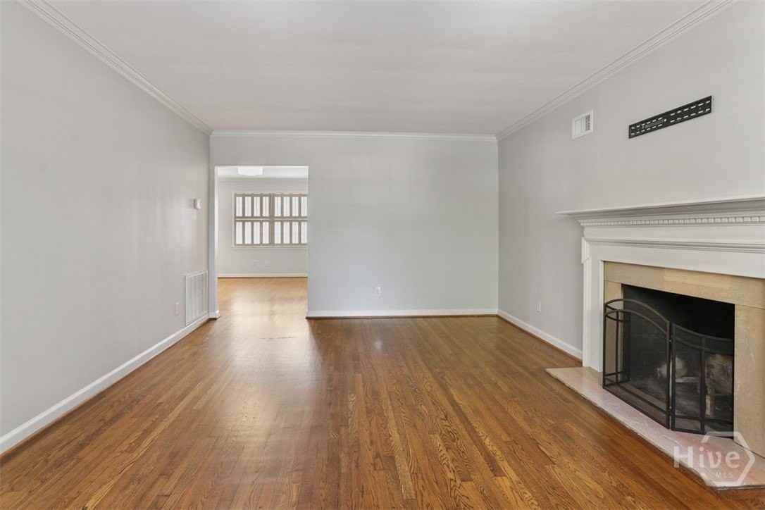 535 E 52nd St - Photo 5 of 25