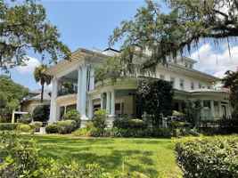 featured image of 920 E Victory Dr