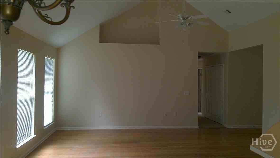 528 Laurel Hill Cir - Photo 4 of 5