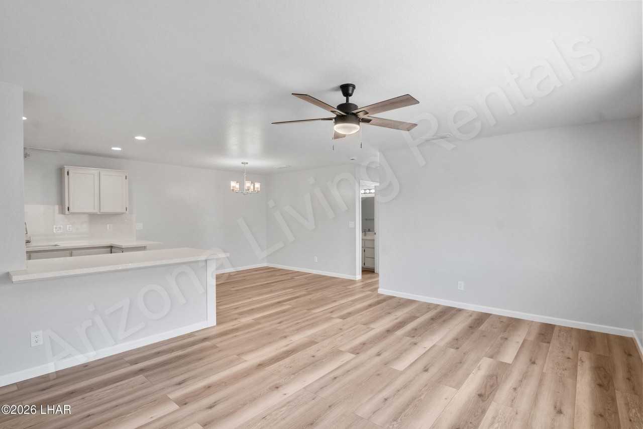 3240 Osborn Dr Apt 102 #102 - Photo 3 of 18