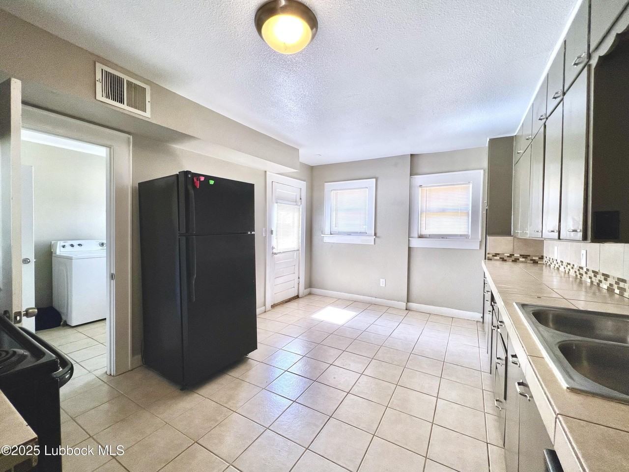 1905 29th St - Photo 5 of 16