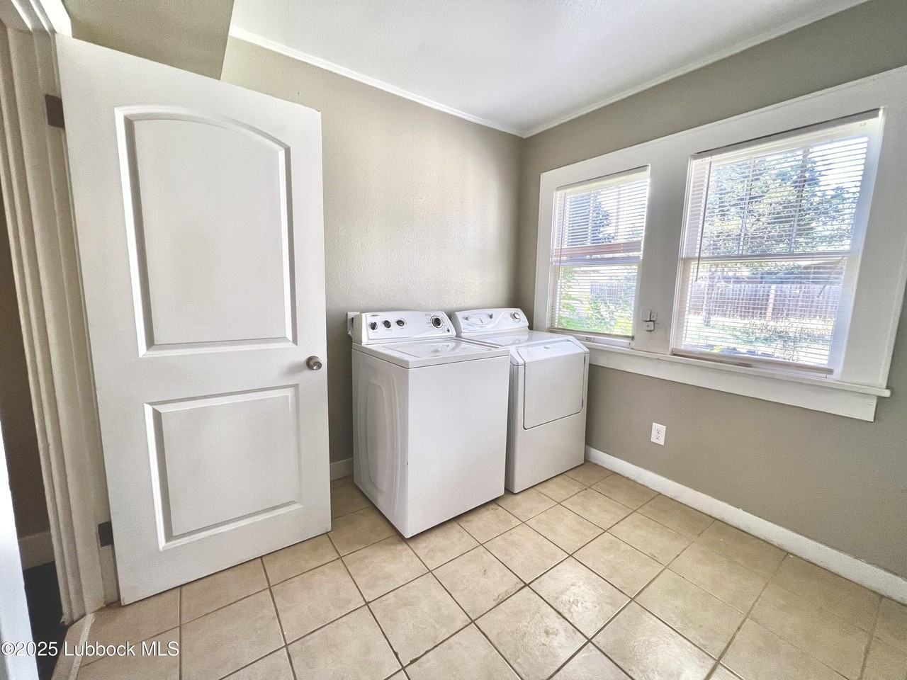 1905 29th St - Photo 7 of 16