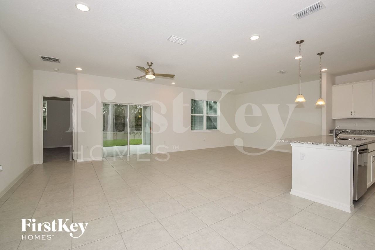 320 Corbel Ln - Photo 3 of 14