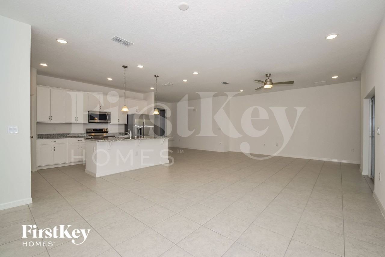 320 Corbel Ln - Photo 4 of 14