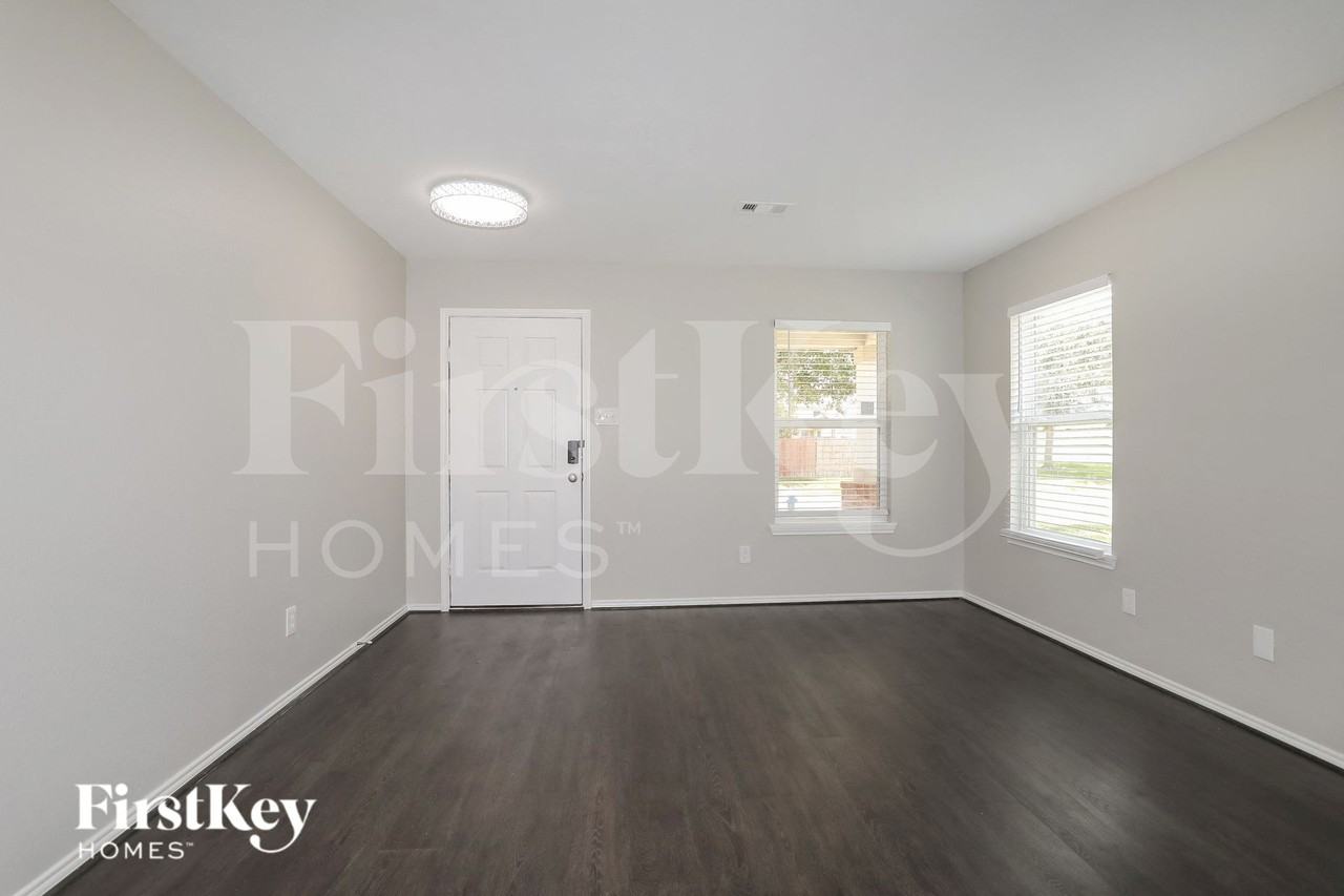 15406 Boulder Hollow Ln - Photo 2 of 15