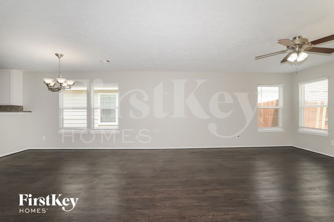 15406 Boulder Hollow Ln - Photo 4 of 15