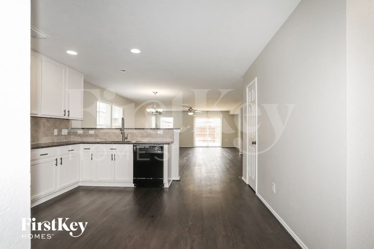 15406 Boulder Hollow Ln - Photo 6 of 15