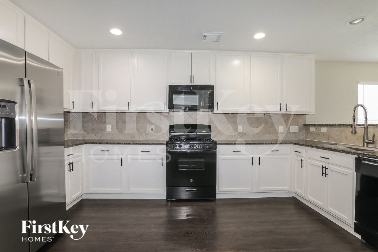 15406 Boulder Hollow Ln - Photo 7 of 15