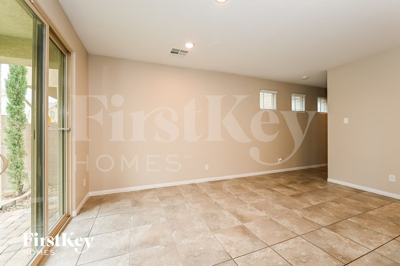 9228 S Park St - Photo 4 of 15