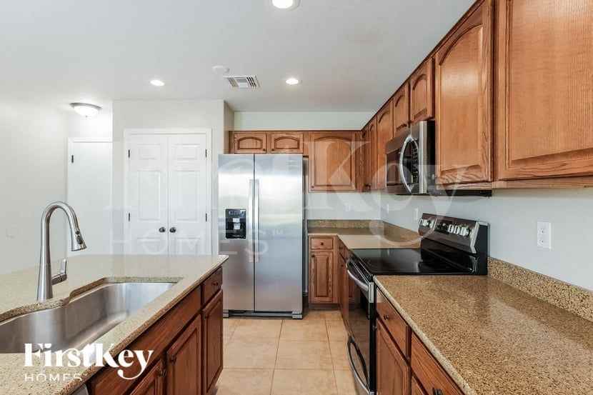 30467 N Gunderson Dr - Photo 4 of 15