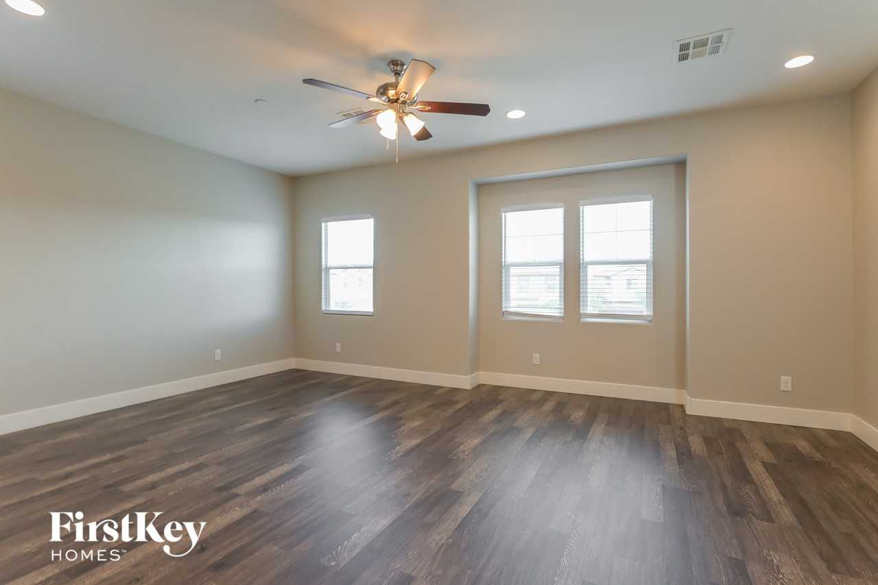 868 N Water St - Photo 4 of 15