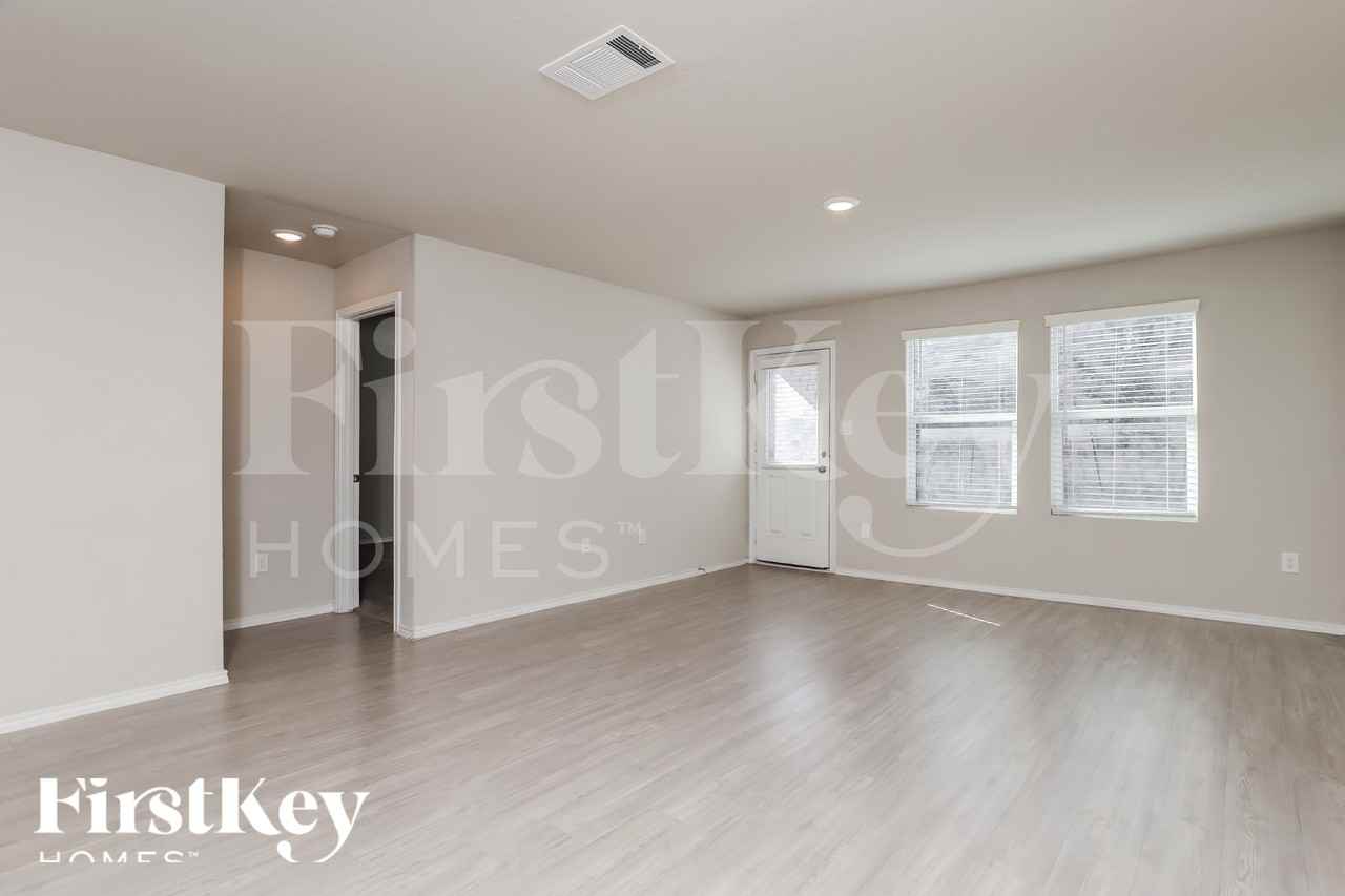 14030 Silos Mdws - Photo 4 of 16