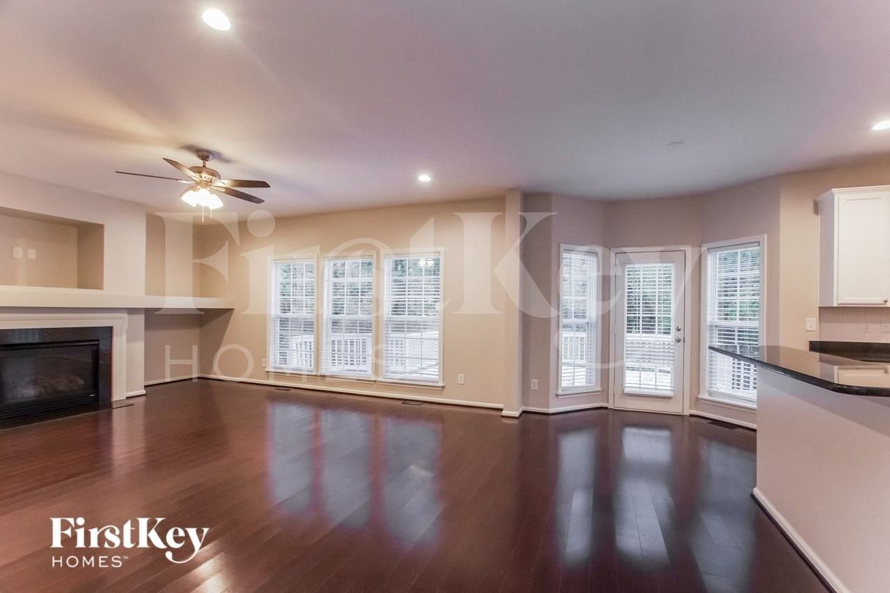 2336 Equestrian Dr - Photo 4 of 15