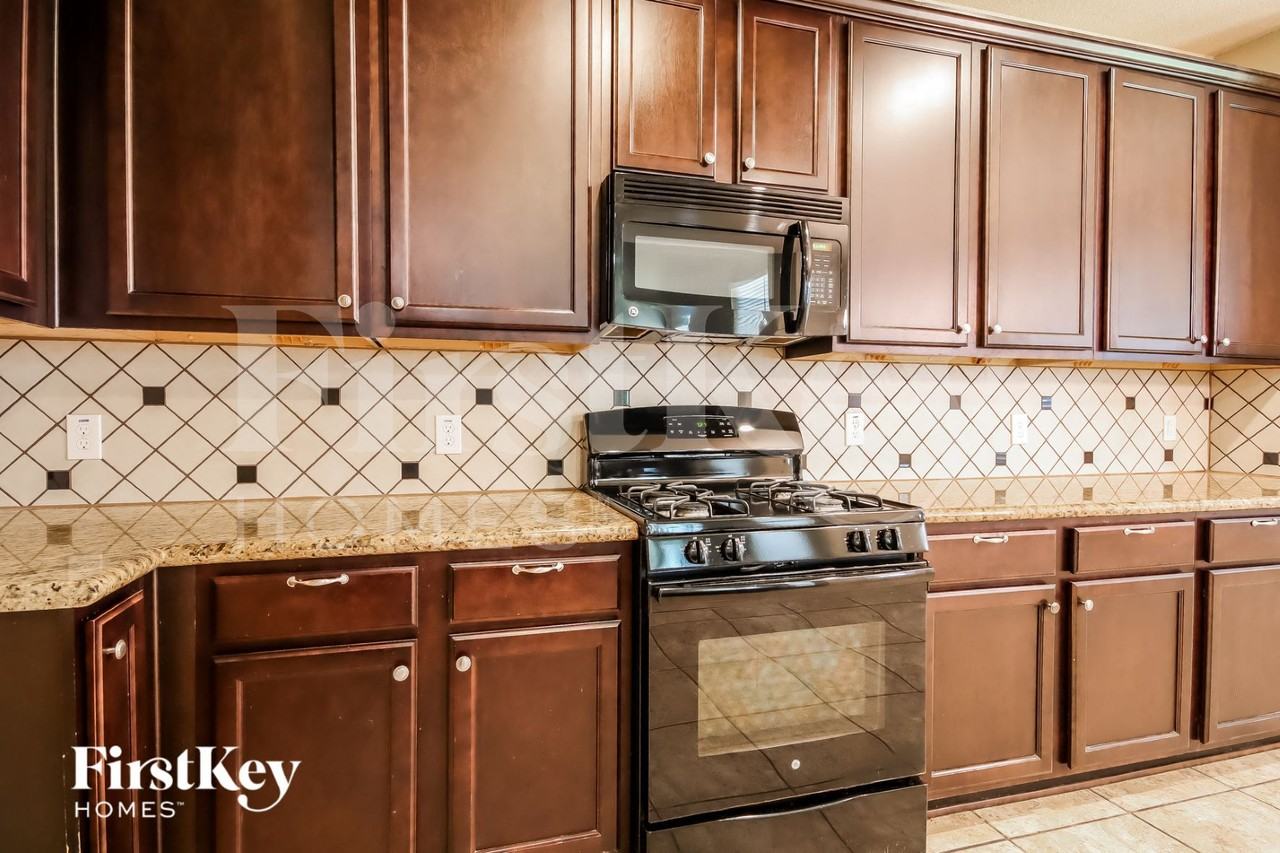 15726 W Chamfer Way - Photo 5 of 15