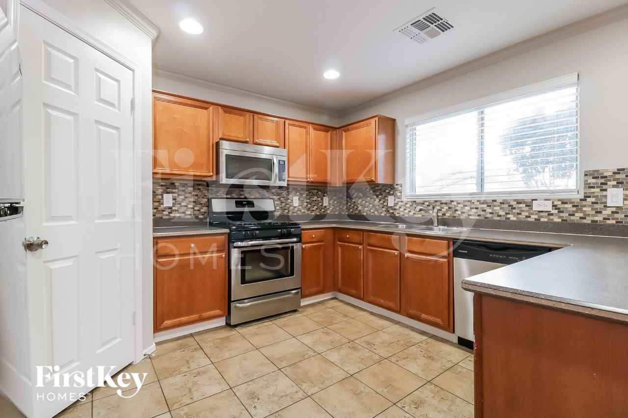 18545 W Vogel Ave - Photo 4 of 15